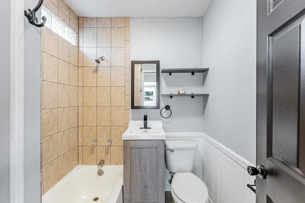 11319 South Green Bay Avenue Chicago IL 60617