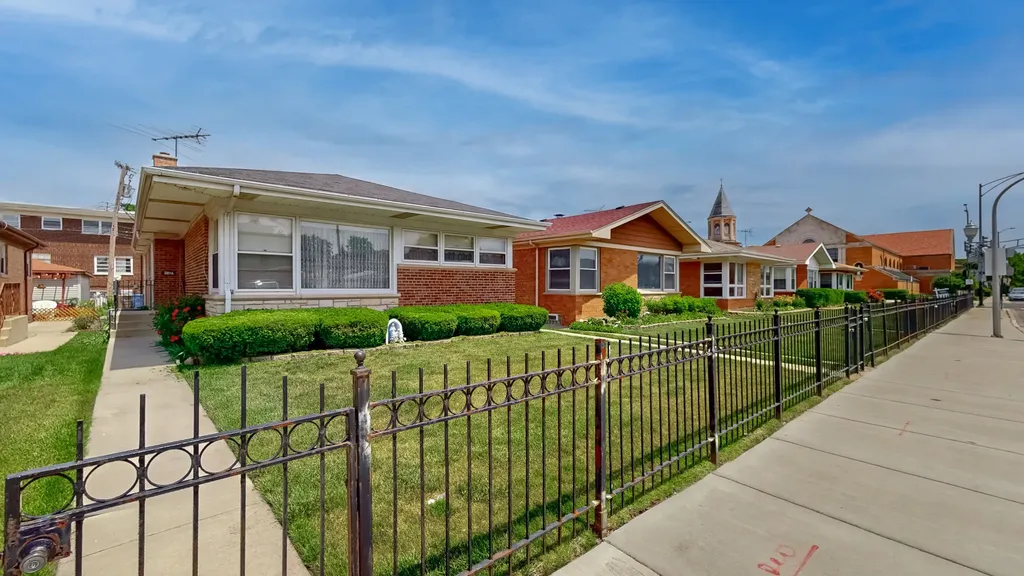 2816 West Bryn Mawr Avenue Chicago IL 60659