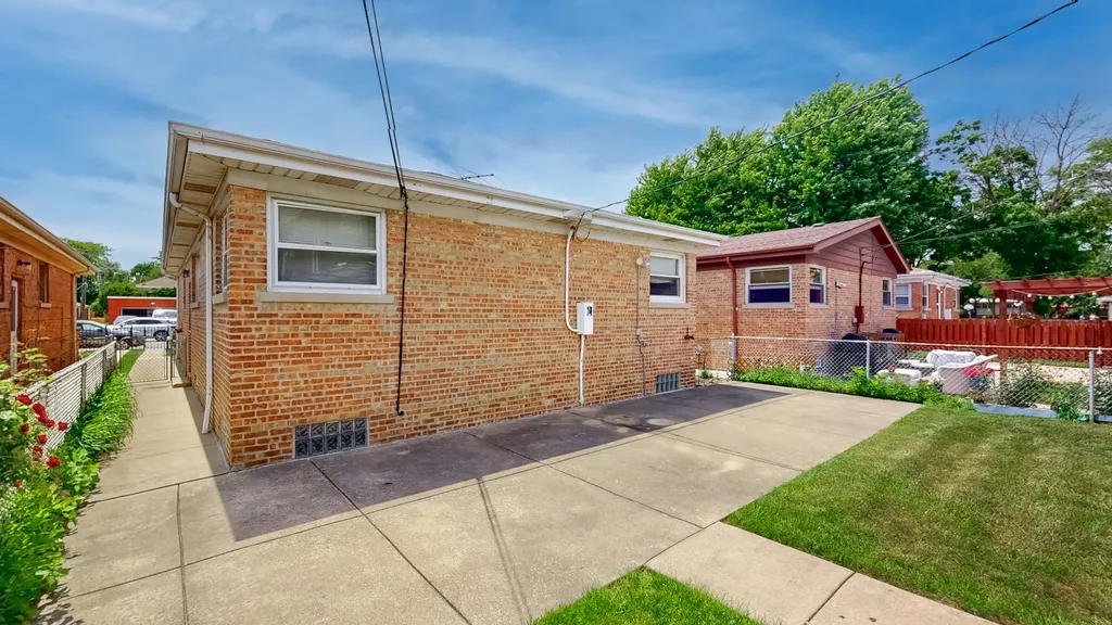 2816 West Bryn Mawr Avenue Chicago IL 60659