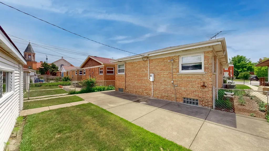 2816 West Bryn Mawr Avenue Chicago IL 60659