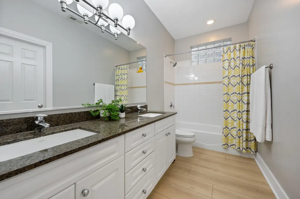 3806 North Damen Avenue Chicago IL 60618
