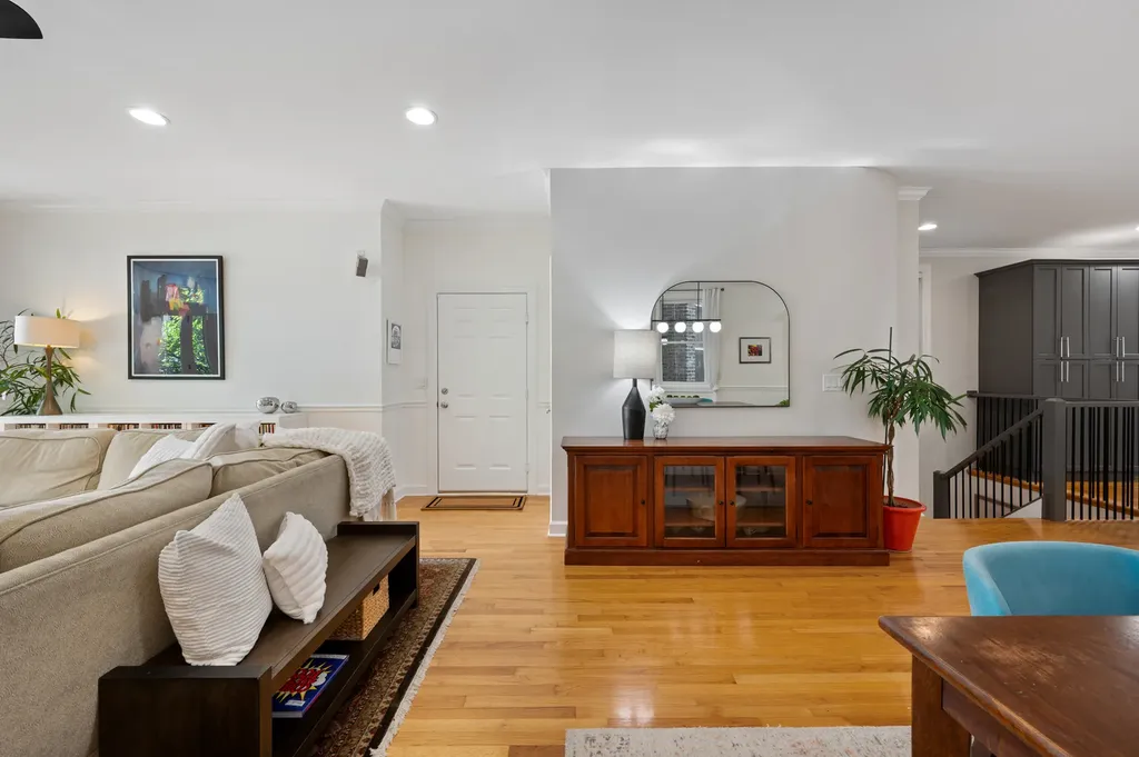 3806 North Damen Avenue Chicago IL 60618