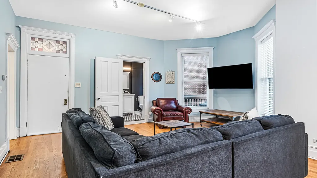 1049 West Wellington Avenue Chicago IL 60657