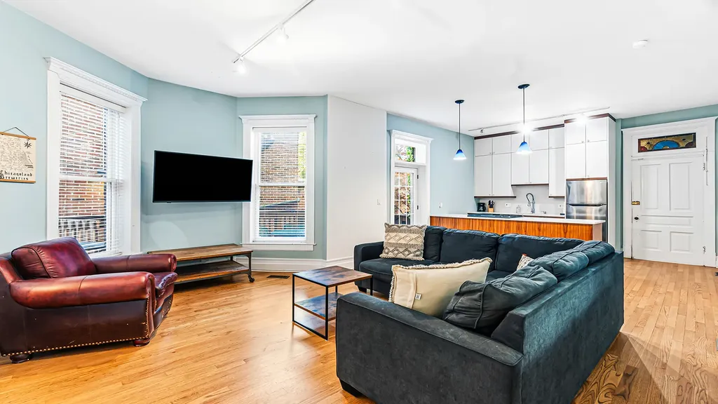 1049 West Wellington Avenue Chicago IL 60657