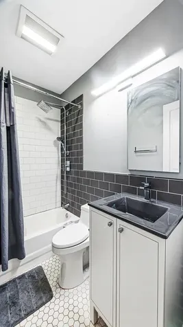 1049 West Wellington Avenue Chicago IL 60657