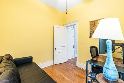 1049 West Wellington Avenue Chicago IL 60657