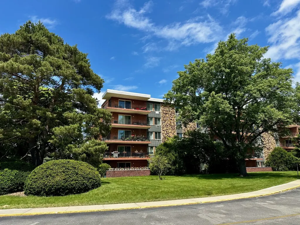 16 East Old Willow Road Prospect Heights IL 60070