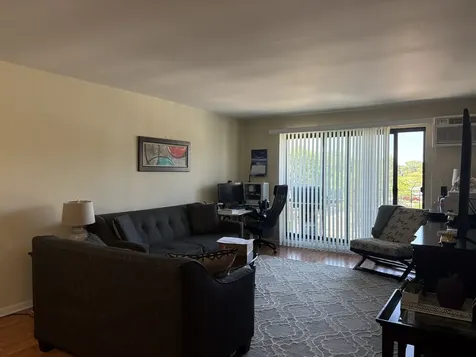 8905 North Knight Avenue Des Plaines IL 60016