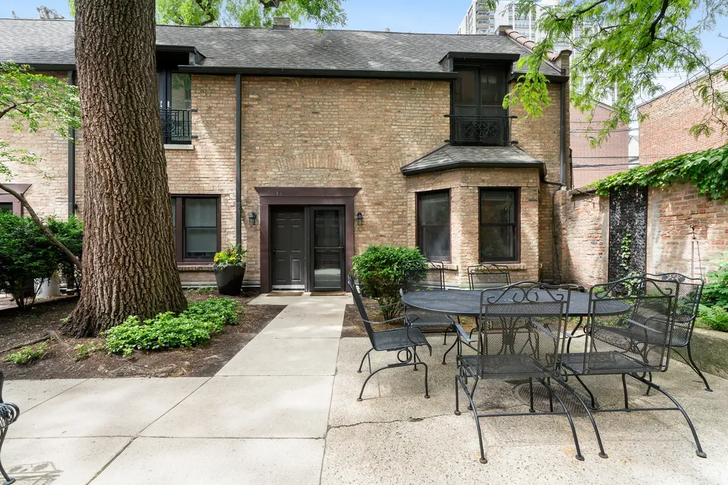 1226 North Dearborn Street Chicago IL 60610