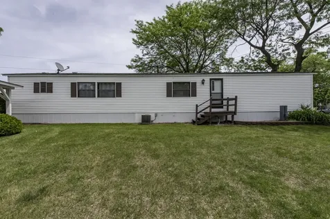 696 Birch Avenue Park City IL 60085