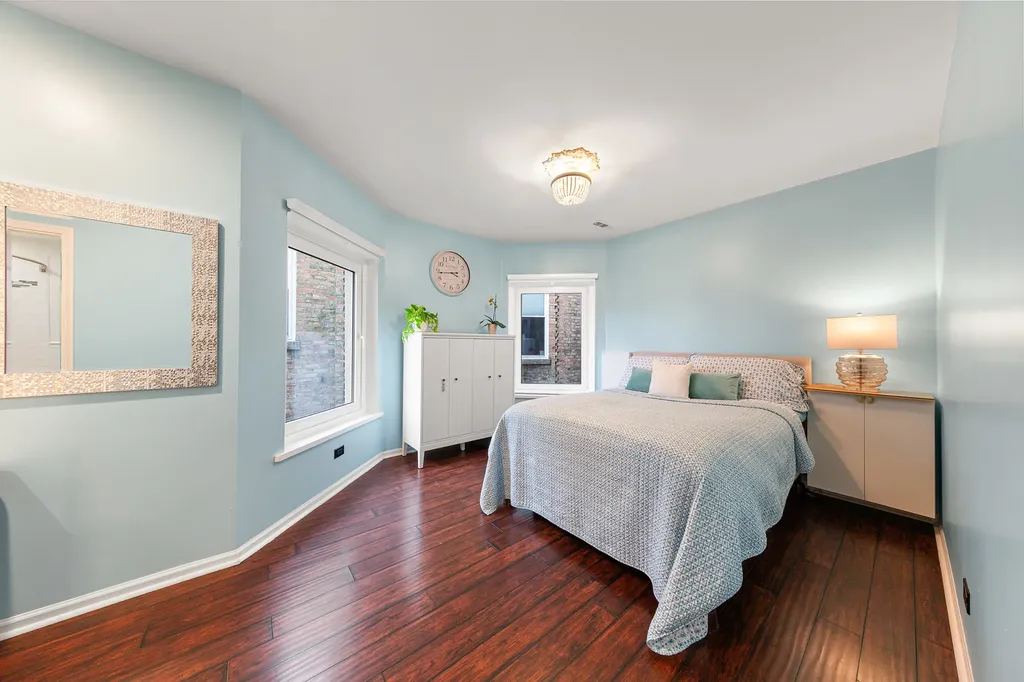 4615 North Beacon Street Chicago IL 60640