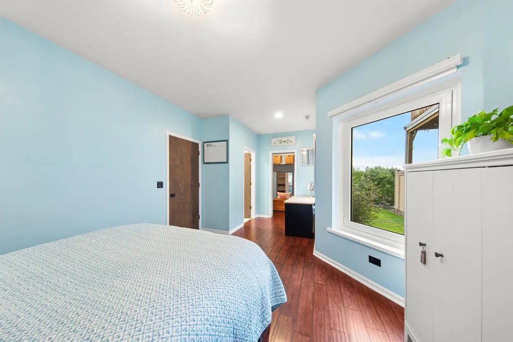 4615 North Beacon Street Chicago IL 60640