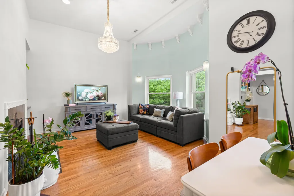 4615 North Beacon Street Chicago IL 60640