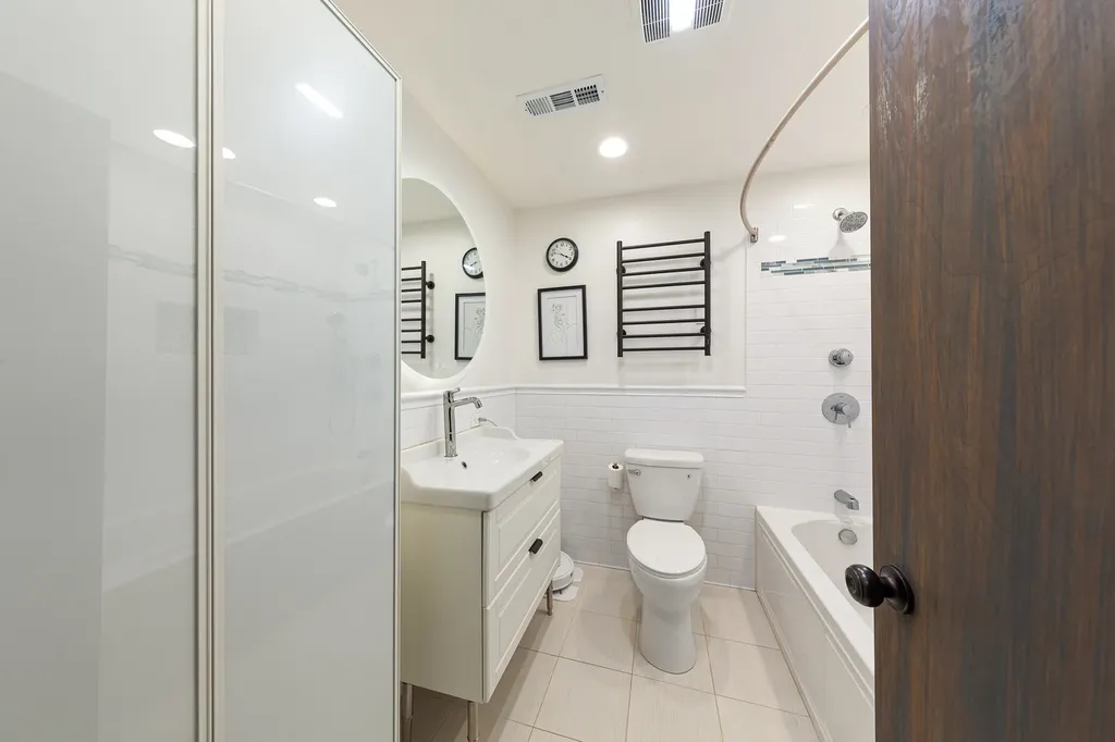 4615 North Beacon Street Chicago IL 60640