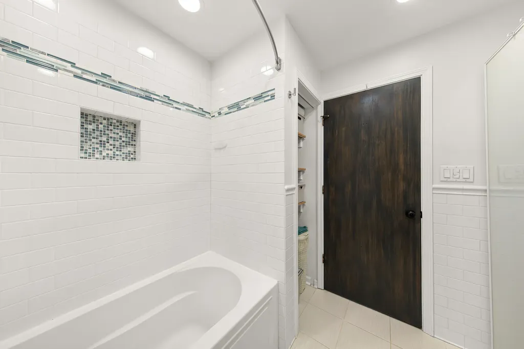 4615 North Beacon Street Chicago IL 60640