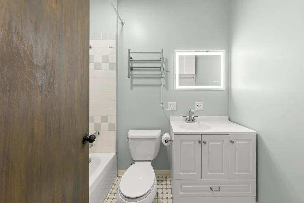 4615 North Beacon Street Chicago IL 60640