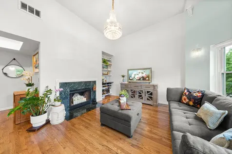 4615 North Beacon Street Chicago IL 60640
