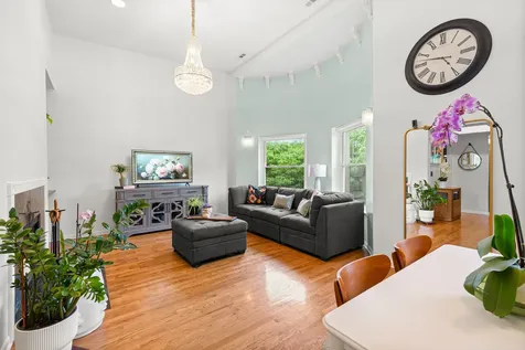 4615 North Beacon Street Chicago IL 60640