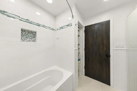 4615 North Beacon Street Chicago IL 60640