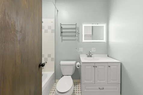 4615 North Beacon Street Chicago IL 60640