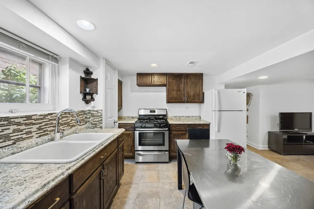 4906 West Argyle Street Chicago IL 60630