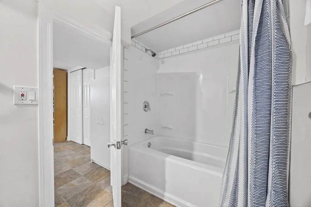 4906 West Argyle Street Chicago IL 60630