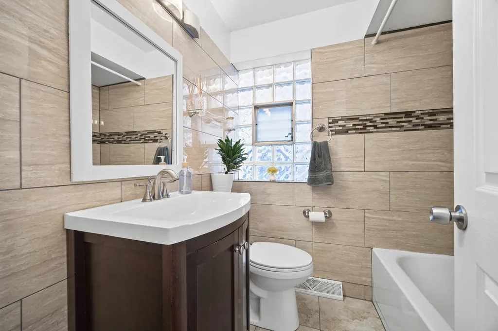 4906 West Argyle Street Chicago IL 60630