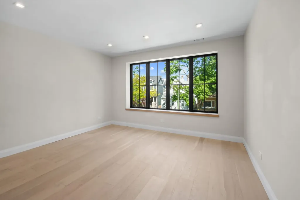 3936 North Claremont Avenue Chicago IL 60618