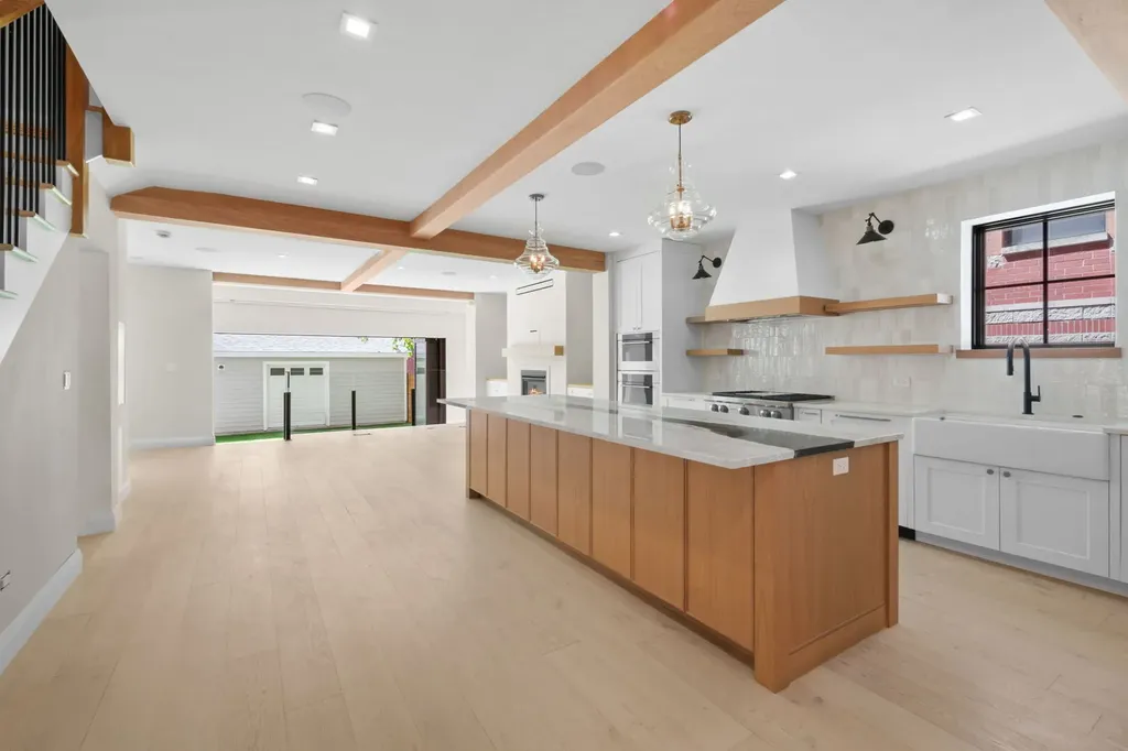 3936 North Claremont Avenue Chicago IL 60618