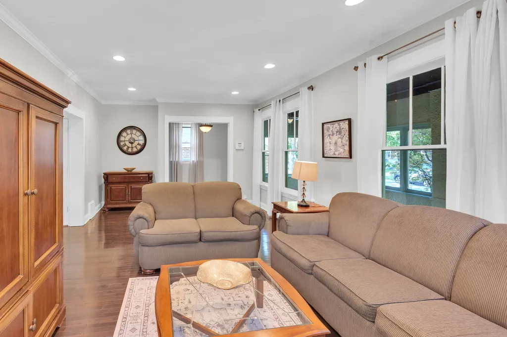 10520 South Hamilton Avenue Chicago IL 60643