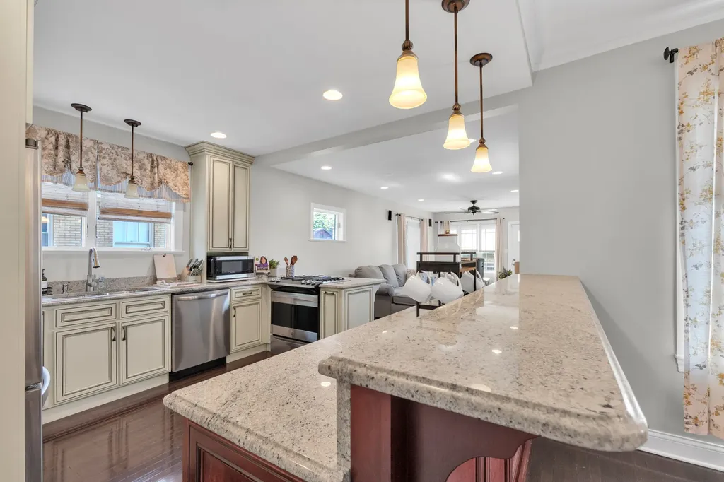 10520 South Hamilton Avenue Chicago IL 60643