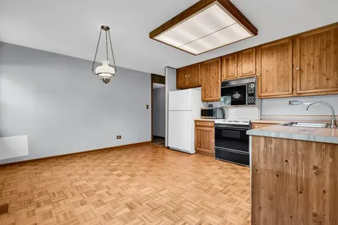 1272 Arlington Drive W Hanover Park IL 60133