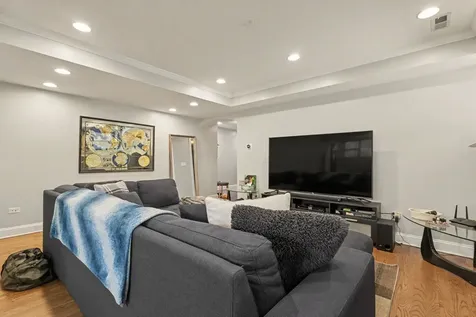 857 West Ainslie Street Chicago IL 60640