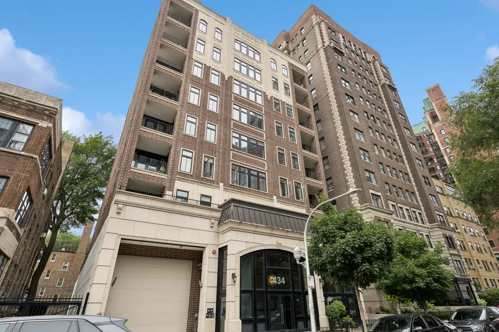 434 West Melrose Street Chicago IL 60657