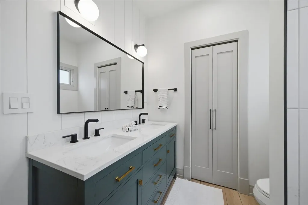 6057 North Tripp Avenue Chicago IL 60646