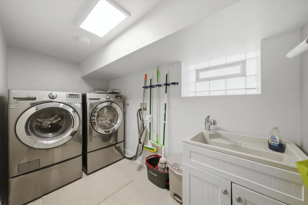 6057 North Tripp Avenue Chicago IL 60646