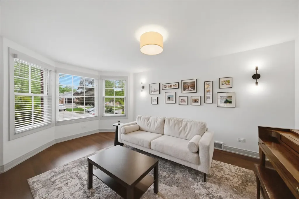 6057 North Tripp Avenue Chicago IL 60646