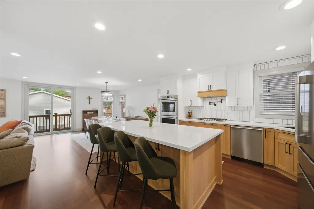 6057 North Tripp Avenue Chicago IL 60646