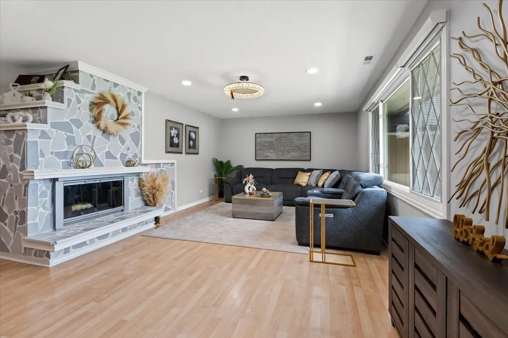1923 Warwick Lane Schaumburg IL 60193