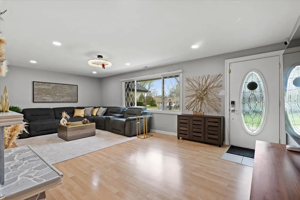 1923 Warwick Lane Schaumburg IL 60193