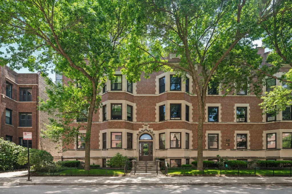707 West Bittersweet Place Chicago IL 60613