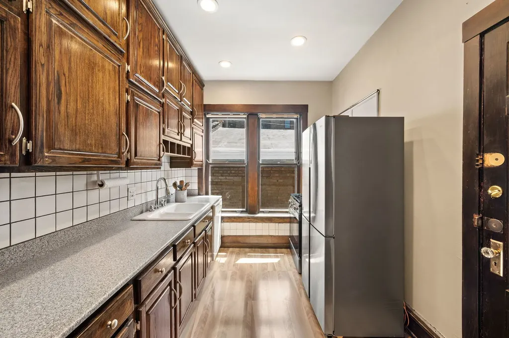 707 West Bittersweet Place Chicago IL 60613