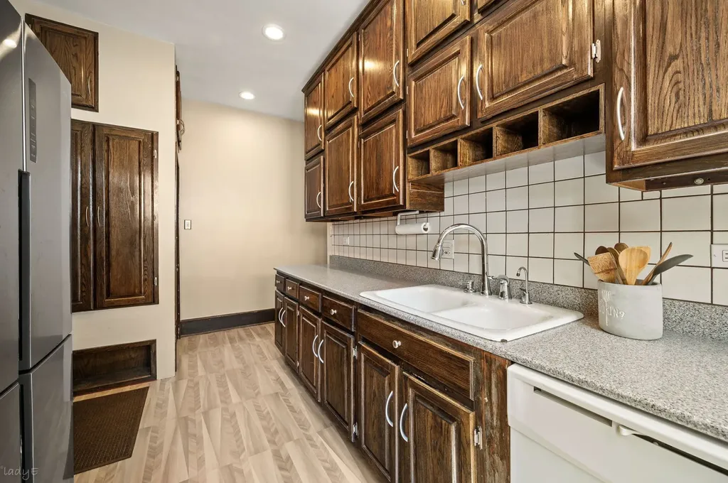 707 West Bittersweet Place Chicago IL 60613