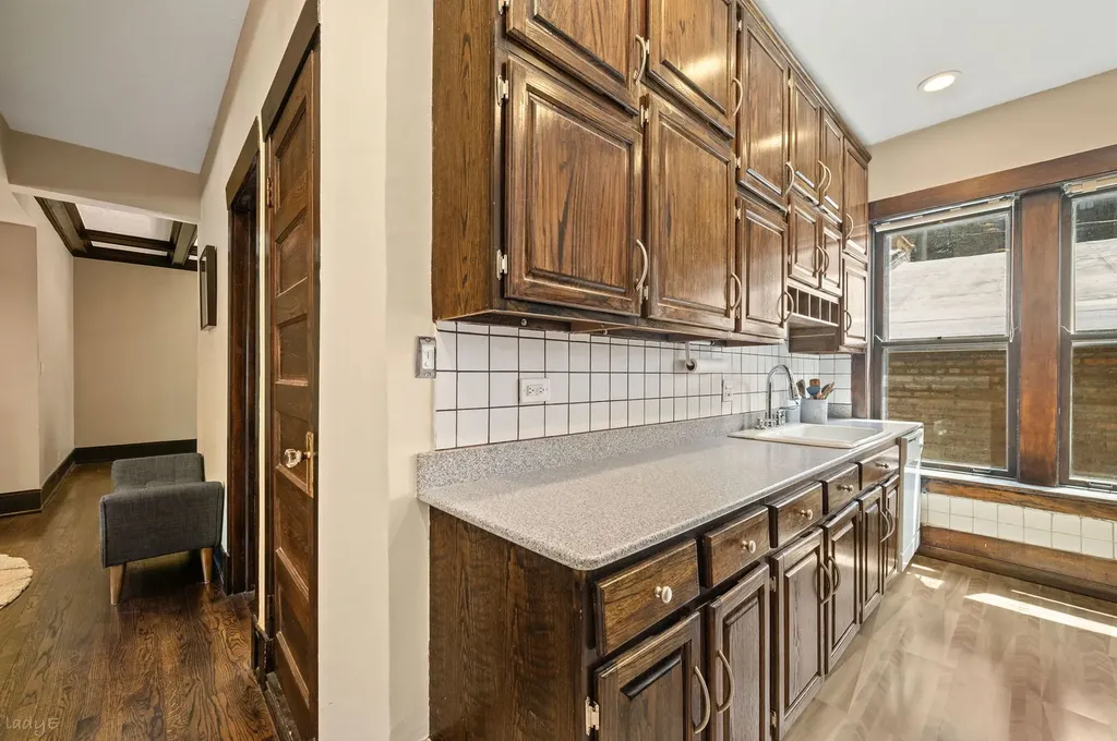 707 West Bittersweet Place Chicago IL 60613