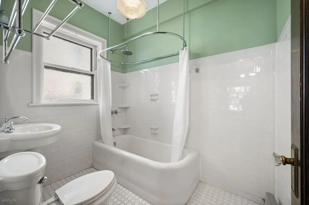 707 West Bittersweet Place Chicago IL 60613