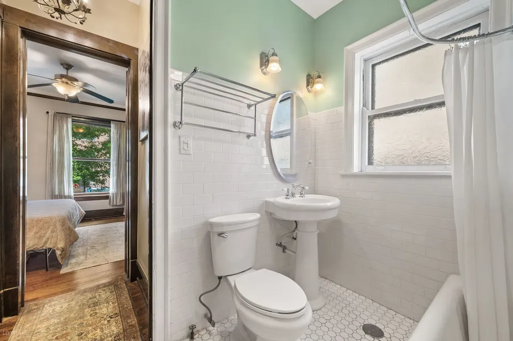 707 West Bittersweet Place Chicago IL 60613