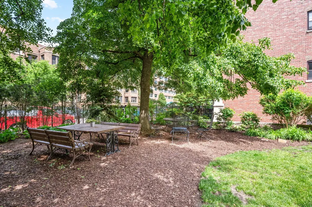 707 West Bittersweet Place Chicago IL 60613