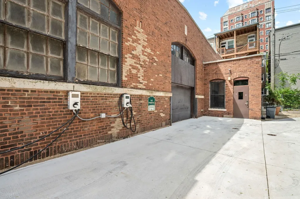 707 West Bittersweet Place Chicago IL 60613