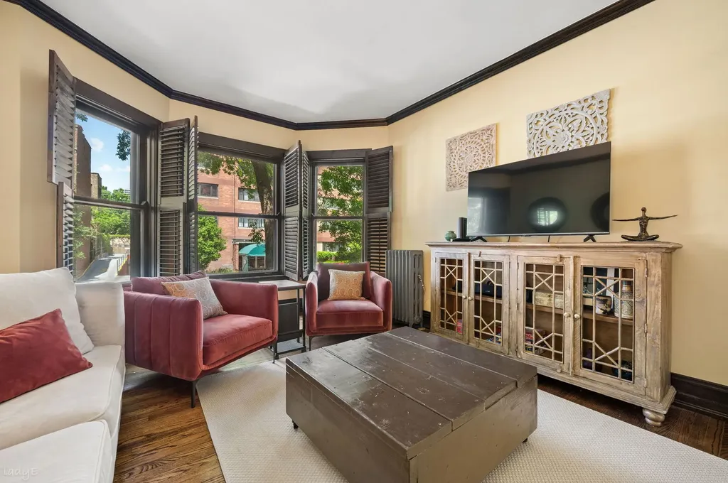 707 West Bittersweet Place Chicago IL 60613