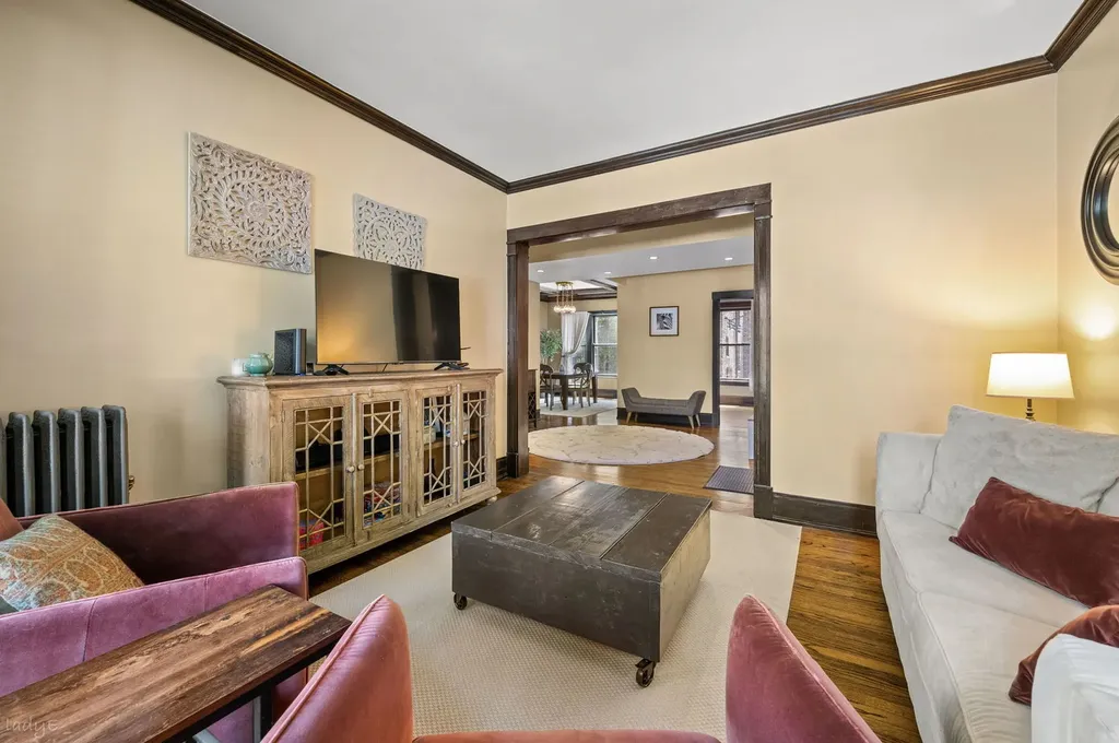 707 West Bittersweet Place Chicago IL 60613